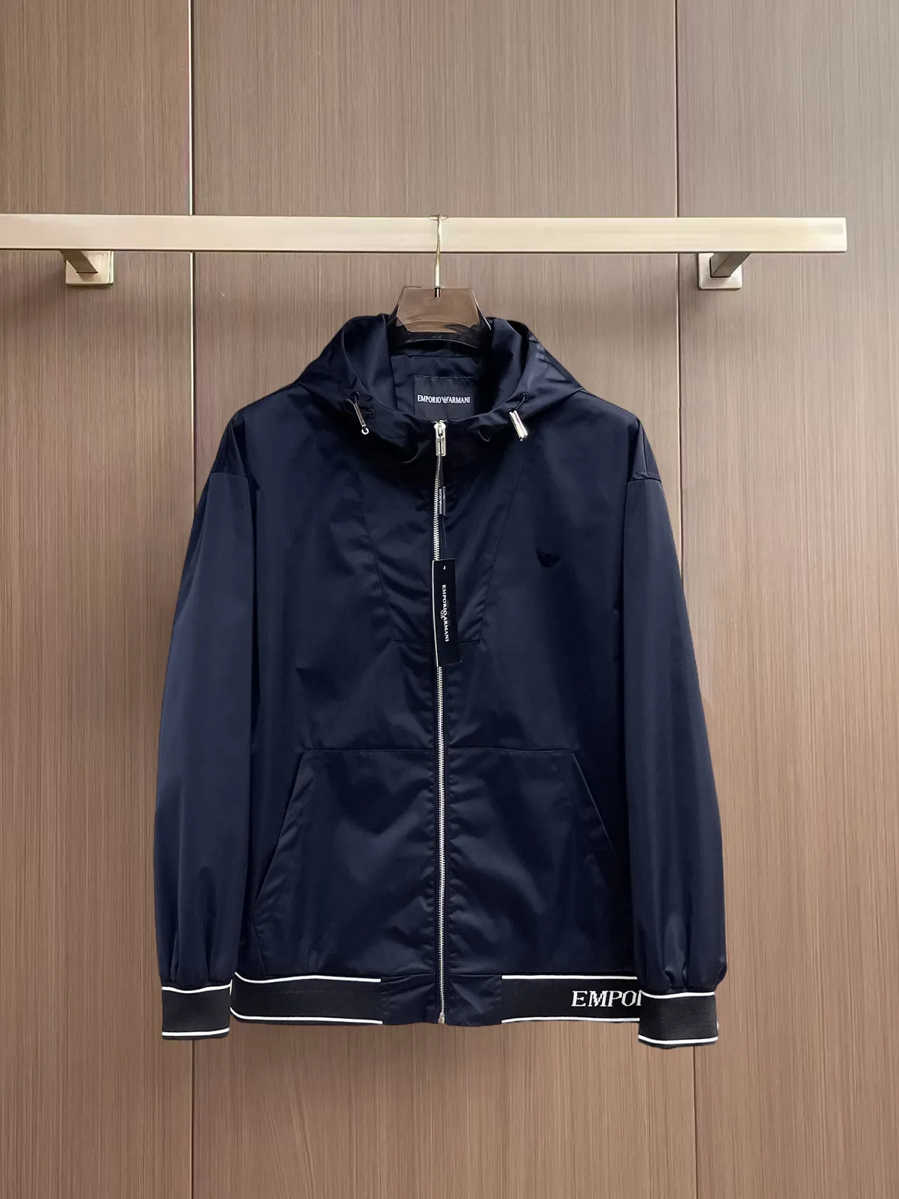 Armani official website Same Style, complete with three labels, on sale in advance. 2026 Autumn and Winter New Arrival men's jacket, Original with complete three labels, Premium version. Custom-made fabrics at the counter. Breathable, high comfort, impeccable details, brand element design concept, reflecting high quality. It feels delicate and soft, presents a casual cut, and has a great upper body shape. Sizes: M～3XL,